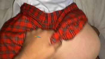 Colegiala con faldita roja bien cortita es follada por du mejor amigo video casero real