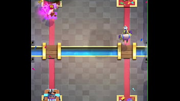 Destruindo bunda de gay no clash