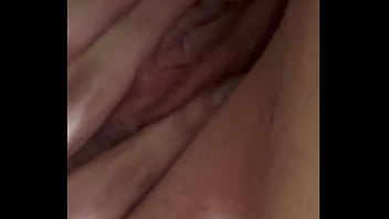 Esposa se masturba para o vizinho