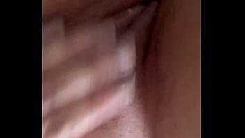 Esposa se masturba para o vizinho