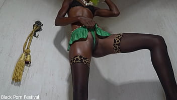 African whore twerking on dick and gets cum on her ass