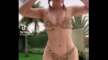 Participante do bbb extremamente sexy dançando com sua bunda gostosa