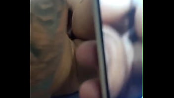 Daí belan chama o eletricista que prestou serviço pra ela pra fazer o pagamento e acabou levando pica na buceta e gozada na cara do eletricista com o marido filmando