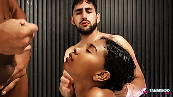 Flaca negra de 18 años es corrompida