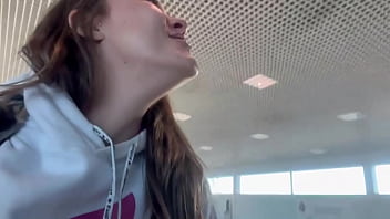 Damiana brasileira safada pela europa lavando carro sem calcinha ep1