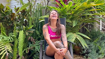 Damiana brasileira safada pela europa lavando carro sem calcinha ep1