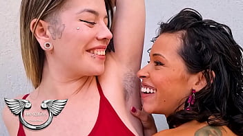 Amiga safada queria que eu ajudasse ela a se depilar quem vai negar de depilar uma gostosa dessa