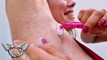 Amiga safada queria que eu ajudasse ela a se depilar quem vai negar de depilar uma gostosa dessa