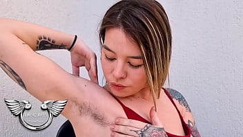 Amiga safada queria que eu ajudasse ela a se depilar quem vai negar de depilar uma gostosa dessa