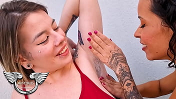 Amiga safada queria que eu ajudasse ela a se depilar quem vai negar de depilar uma gostosa dessa