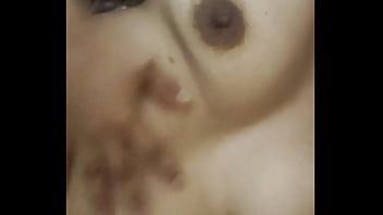 Me masturbo solita deseando una grande verga