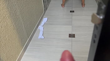 Encuentro a mi hijastra con su uniforme escolar sacudiendo su enorme culo en la ducha y no me aguanta las ganas de frotar y clavar mi verga en su coño hasta eyacular