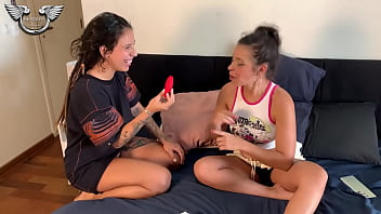 Duas gostosas brasilieras se chupando ate gozar