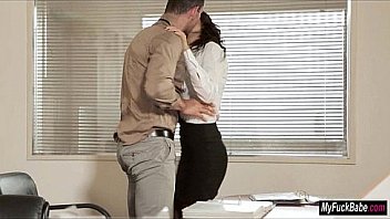 Alexa tomas is secuding her officemate