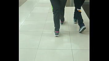 Nalgona de p en centro comercial
