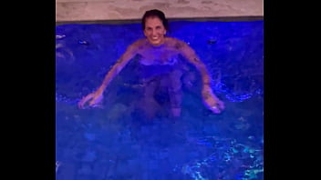 Melissa decassa num motel de luxo em são paulo se diverte na hora do almoço na piscina Melissa decassa num motel de luxo em são paulo se diverte na hora do almoço na piscina
