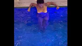 Melissa decassa num motel de luxo em são paulo se diverte na hora do almoço na piscina