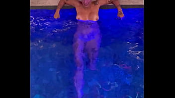 Melissa decassa num motel de luxo em são paulo se diverte na hora do almoço na piscina