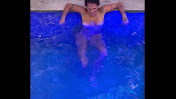 Melissa decassa num motel de luxo em são paulo se diverte na hora do almoço na piscina