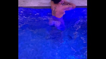 Melissa decassa num motel de luxo em são paulo se diverte na hora do almoço na piscina