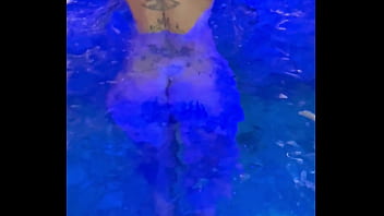 Melissa decassa num motel de luxo em são paulo se diverte na hora do almoço na piscina