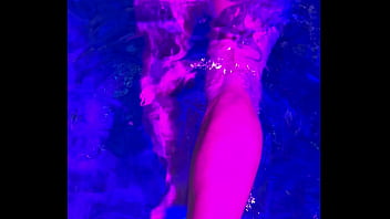 Melissa decassa num motel de luxo em são paulo se diverte na hora do almoço na piscina