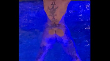 Melissa decassa num motel de luxo em são paulo se diverte na hora do almoço na piscina