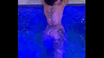 Melissa decassa num motel de luxo em são paulo se diverte na hora do almoço na piscina