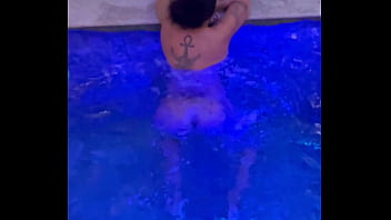 Melissa decassa num motel de luxo em são paulo se diverte na hora do almoço na piscina