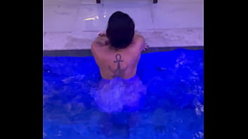 Melissa decassa num motel de luxo em são paulo se diverte na hora do almoço na piscina