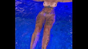 Melissa decassa num motel de luxo em são paulo se diverte na hora do almoço na piscina