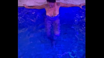 Melissa decassa num motel de luxo em são paulo se diverte na hora do almoço na piscina Melissa decassa num motel de luxo em são paulo se diverte na hora do almoço na piscina