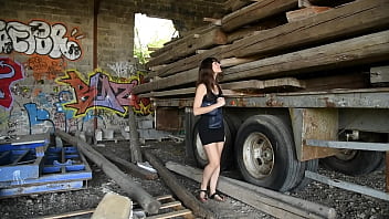 Je me cache derrière un gros camion de bois pour me masturber le chatte et le