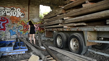 Je me cache derrière un gros camion de bois pour me masturber le chatte et le
