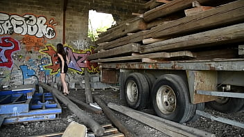 Je me cache derrière un gros camion de bois pour me masturber le chatte et le