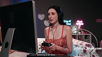 The neck massage that got her to stop streaming and start screaming