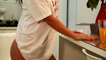 Amateur brunette girl havin fun with a stranger