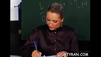 Babe gets love tunnel foot fucked