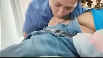 Mi novia dando mamada y comiendose mi leche como lo disfruta