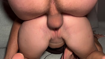 Jovencita inexperta quiere probar por primera vez dos pollas a la vez