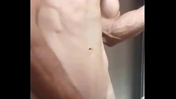 Lindo rapaz socando uma gostoso