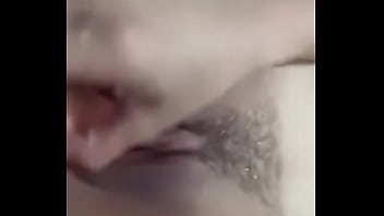 Tocándome hasta venirme y mojarme toda