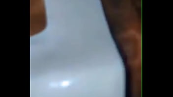 Implorando em lágrimas para não lamber a rola cagada que saiu do cu