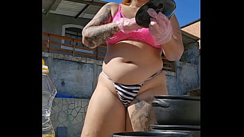 Tô aqui passando óleo nas panelas mas eu queria era sentir uma rola grande e grossa