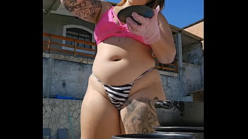 Tô aqui passando óleo nas panelas mas eu queria era sentir uma rola grande e grossa