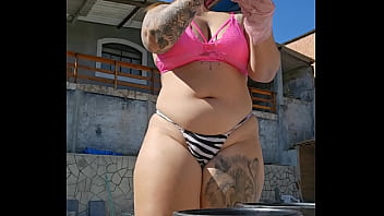 Tô aqui passando óleo nas panelas mas eu queria era sentir uma rola grande e grossa