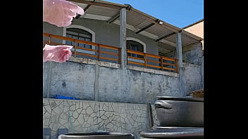 Tô aqui passando óleo nas panelas mas eu queria era sentir uma rola grande e grossa