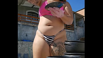 Tô aqui passando óleo nas panelas mas eu queria era sentir uma rola grande e grossa