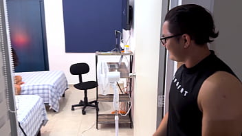 Sexy colegiala culona es follada por sus dos compañeros de cuarto cumface ella es muy cachonda