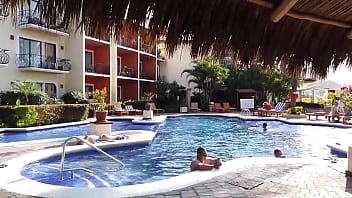 La chica acostada en la orilla de la alberca es evitaloveporn el pendejo que está con el cel es un desconocido que no sab